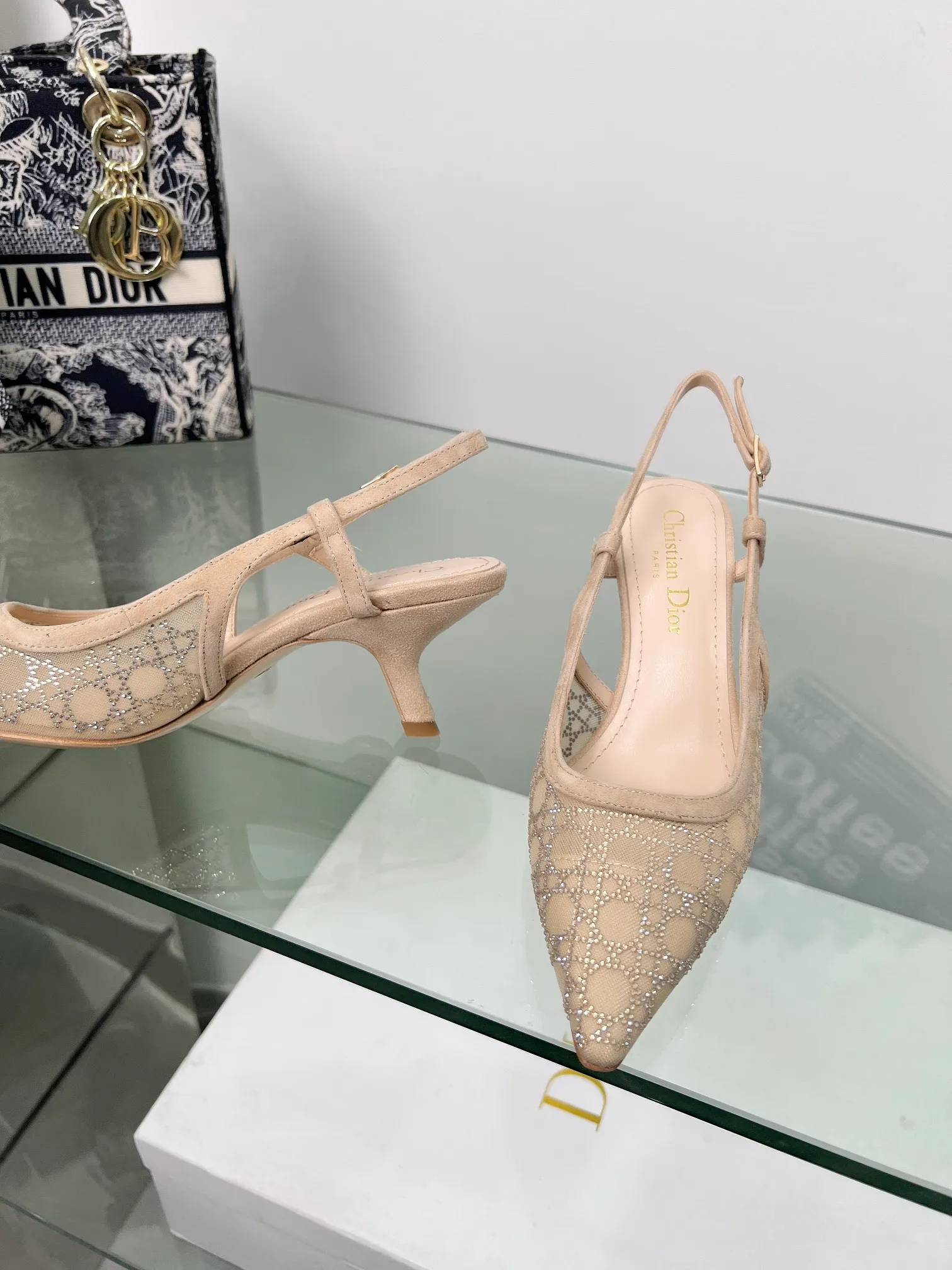 👟👟Ex-factory price 560👟👟Dior 2025 spring and summer catwalk new style bling...bling...crystal shoes Capture one-line high-heeled Mule women's shoes Star same rhinestone square toe cannage pattern cat heel slippers The top high-end version on the market Exclusive sale Material: original custom mesh inlaid with hot Australian rhinestones + water-dyed sheepskin feet + original molded hardware buckles + Italian leather outsole Heel height: 6.5CM/9.5CM size: 33-44 (33.34.40.41.42.43.44 is custom-made and cannot be returned or exchanged)